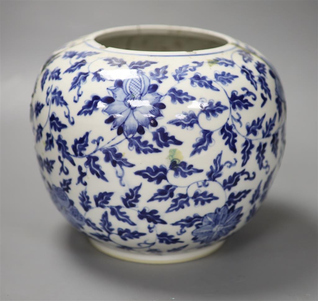 A Chinese blue and white jar, height 18cm (a.f.)